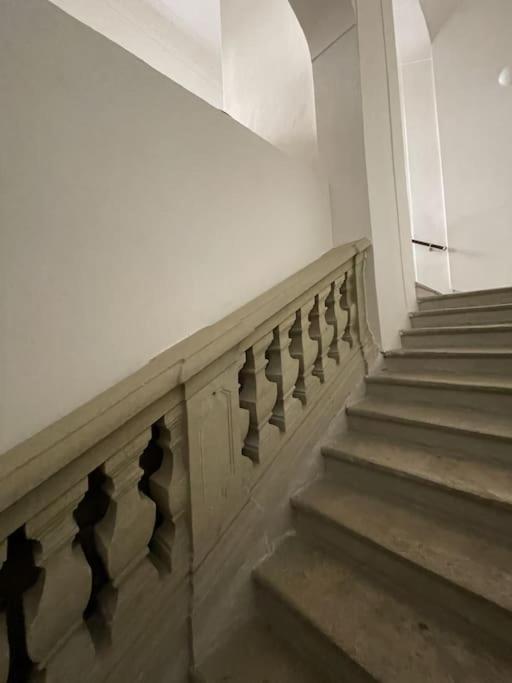 Mona In The Palace ! Pressburg